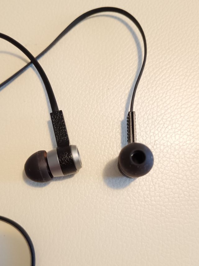 Auricolari Veenax con filo piatto.