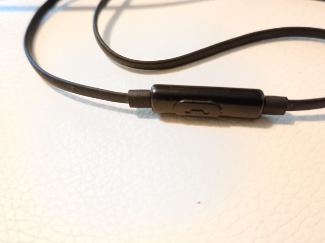 Auricolari Veenax con filo piatto.