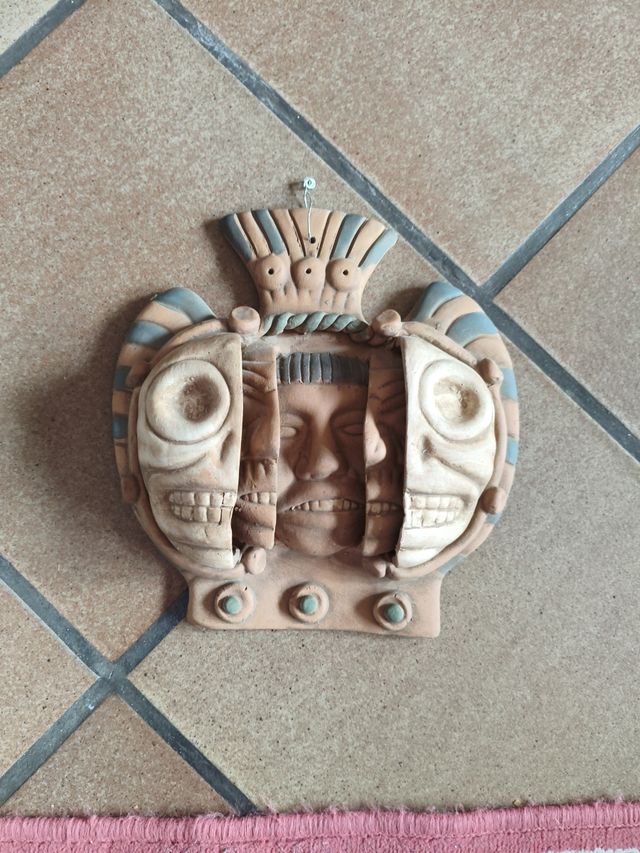 Estatua mascara maya o azteca