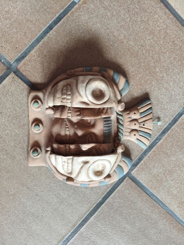 Estatua mascara maya o azteca