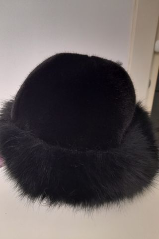 Abrigo y gorro ecopiel vison