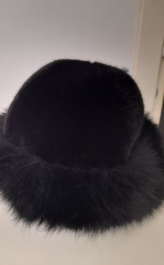 Abrigo y gorro ecopiel vison