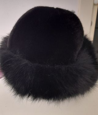 Abrigo y gorro ecopiel vison