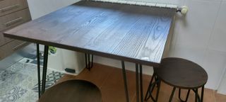 Mesa y 2 taburetes