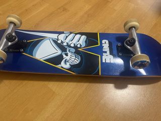 Skate con casco