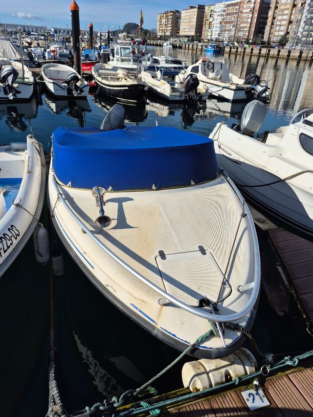 Vendo barco y atraque en barrio pesquero