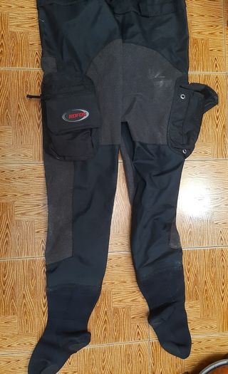 Traje seco de buceo rofos cave