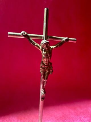 Cristo crucificado sobre base marmol cueva santa