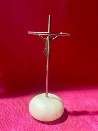 Cristo crucificado sobre base marmol cueva santa