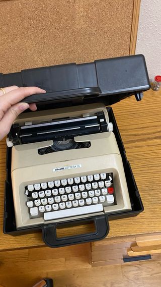 Maquina de escribir olivetti de metal portatil