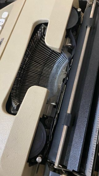 Maquina de escribir olivetti de metal portatil