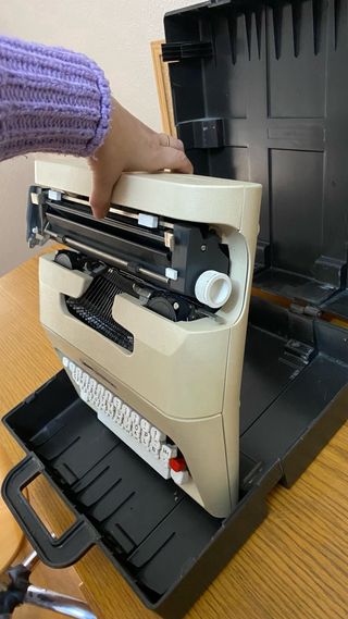 Maquina de escribir olivetti de metal portatil