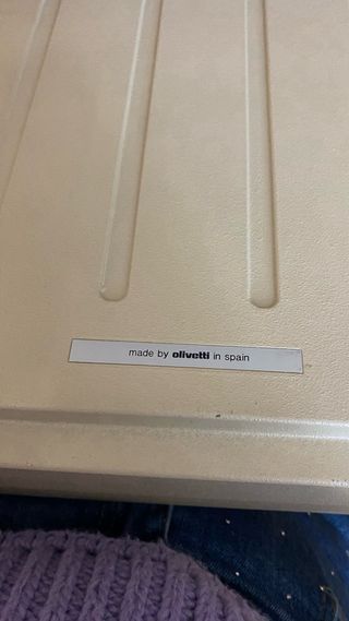 Maquina de escribir olivetti de metal portatil