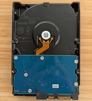 Disco duro Toshiba 3.5" 4 TB con caja Ugreen