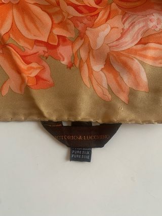 Victorio y Lucchino pañuelo de seda.