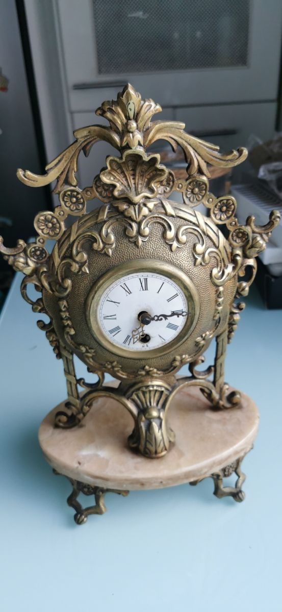 Reloj cuerda antiguo. 