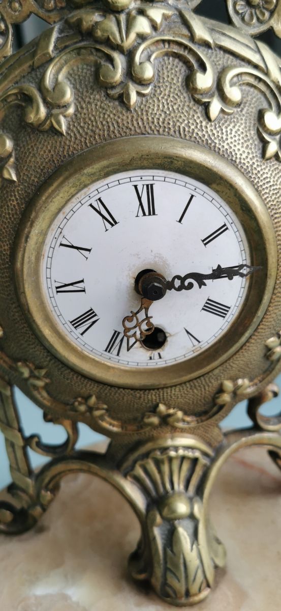 Reloj cuerda antiguo. 