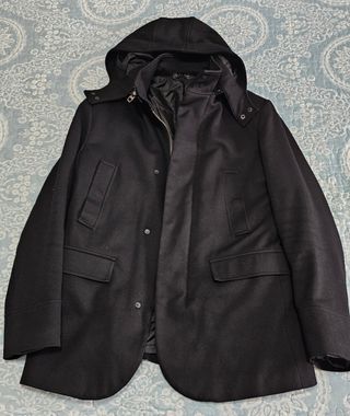 Abrigo Negro de hombre marca Zara.