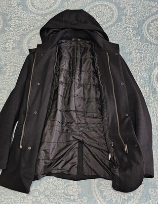 Abrigo Negro de hombre marca Zara.