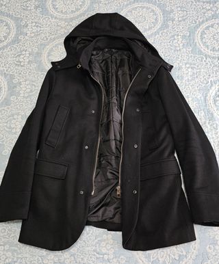 Abrigo Negro de hombre marca Zara.