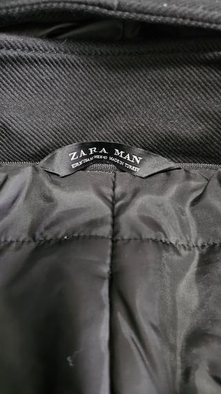 Abrigo Negro de hombre marca Zara.
