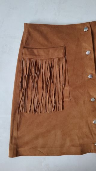 Falda imitación piel marrón con flecos