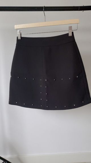 Falda negra Zara con tachuelas