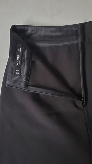 Falda negra Zara con tachuelas