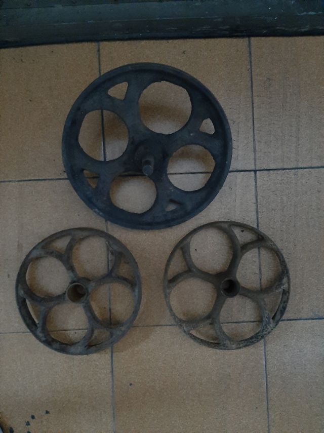 MOLTE VECCHIE RUOTE IN FERRO