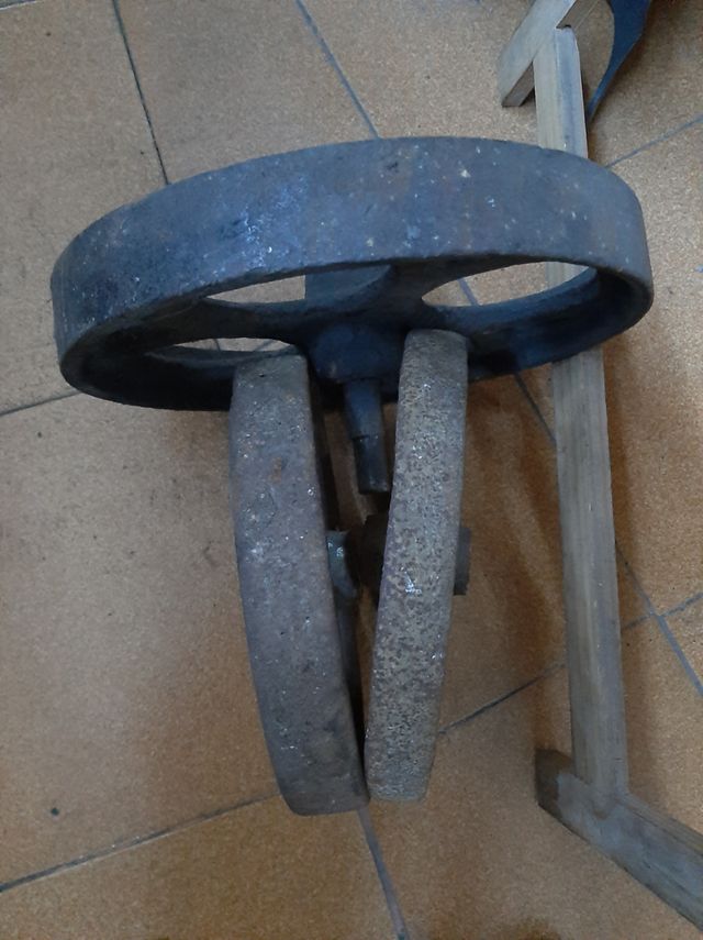 MOLTE VECCHIE RUOTE IN FERRO