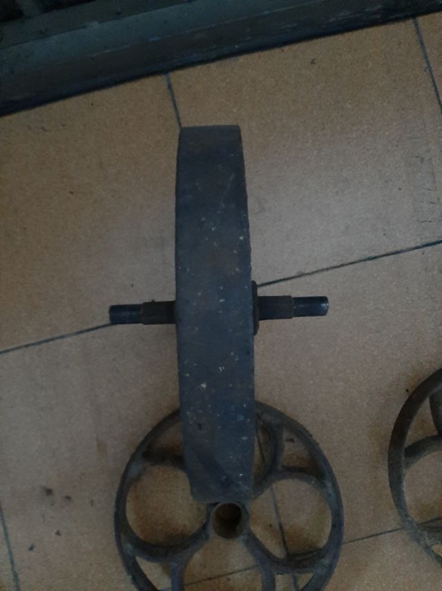 MOLTE VECCHIE RUOTE IN FERRO