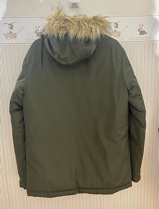 Parka o trenka verde oscuro de hombre o joven 