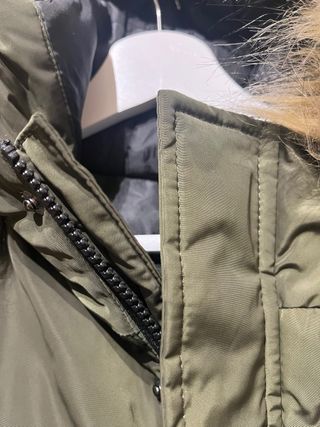 Parka o trenka verde oscuro de hombre o joven 