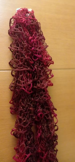 Bufanda tejida a mano multicolor .