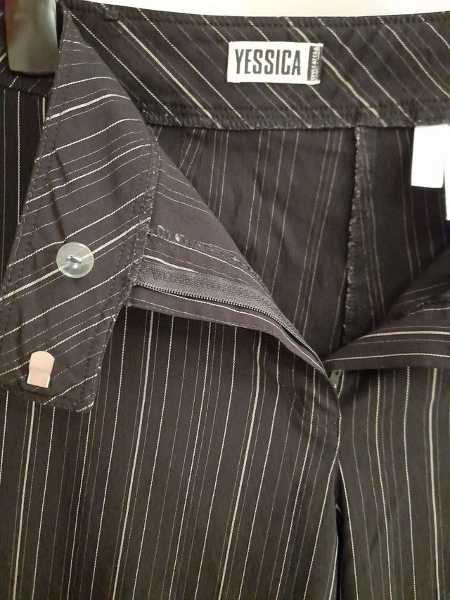 Pantaloni neri con righe