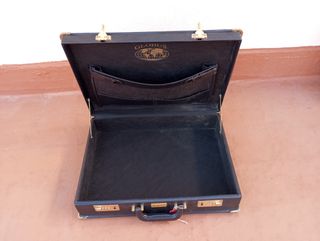 Maletin de cuero con código de apertura