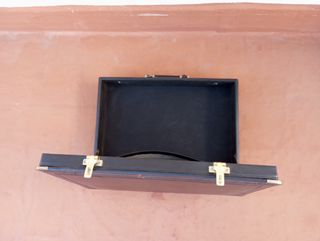 Maletin de cuero con código de apertura