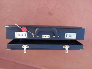 Maletin de cuero con código de apertura