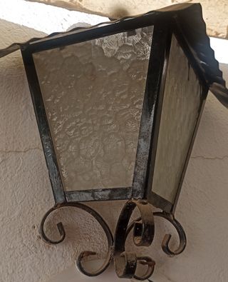 Bonito aplique de pared de forja y cristal rugoso.