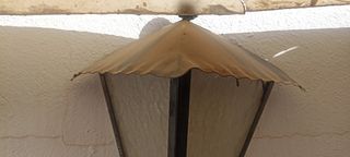 Bonito aplique de pared de forja y cristal rugoso.