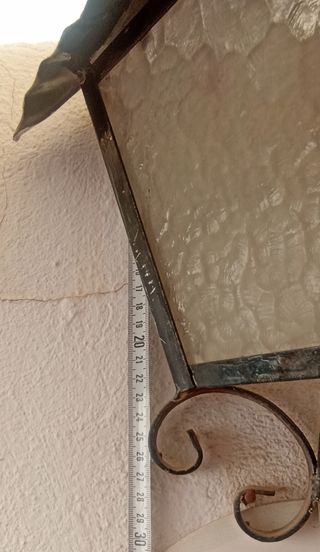 Bonito aplique de pared de forja y cristal rugoso.