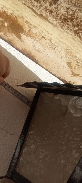 Bonito aplique de pared de forja y cristal rugoso.