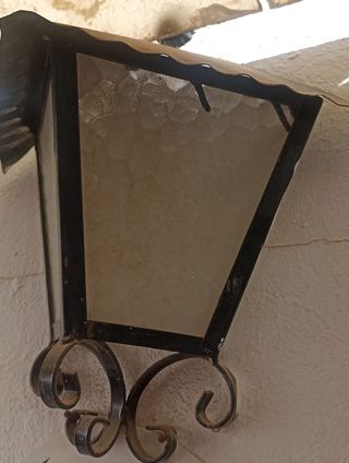 Bonito aplique de pared de forja y cristal rugoso.