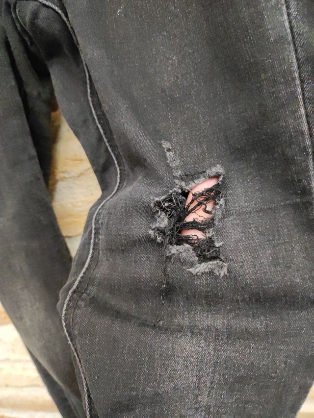 Pitillo negro rotos Stradivarius