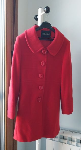 Abrigo de paño de color rojo con botones-