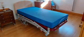 Cama articulada con colchón antiescaras