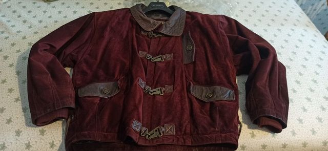 Cazadora de ante color vino. Moda española