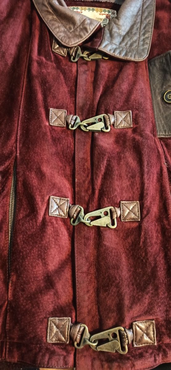 Cazadora de ante color vino. Moda española