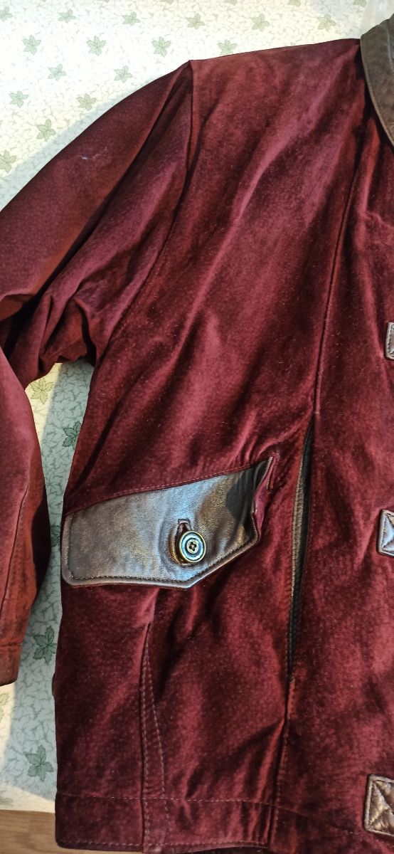 Cazadora de ante color vino. Moda española