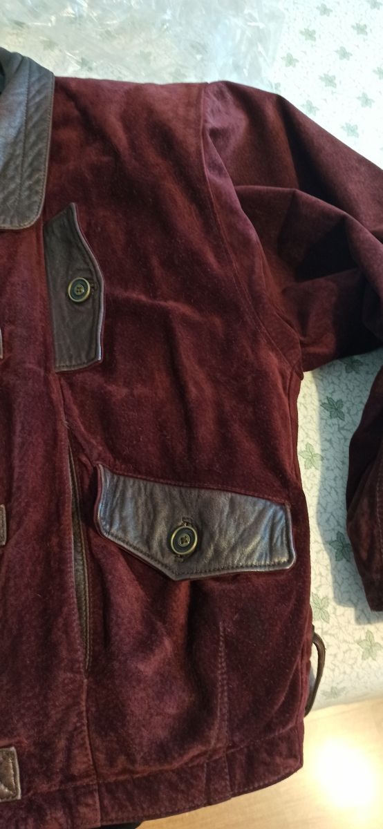 Cazadora de ante color vino. Moda española